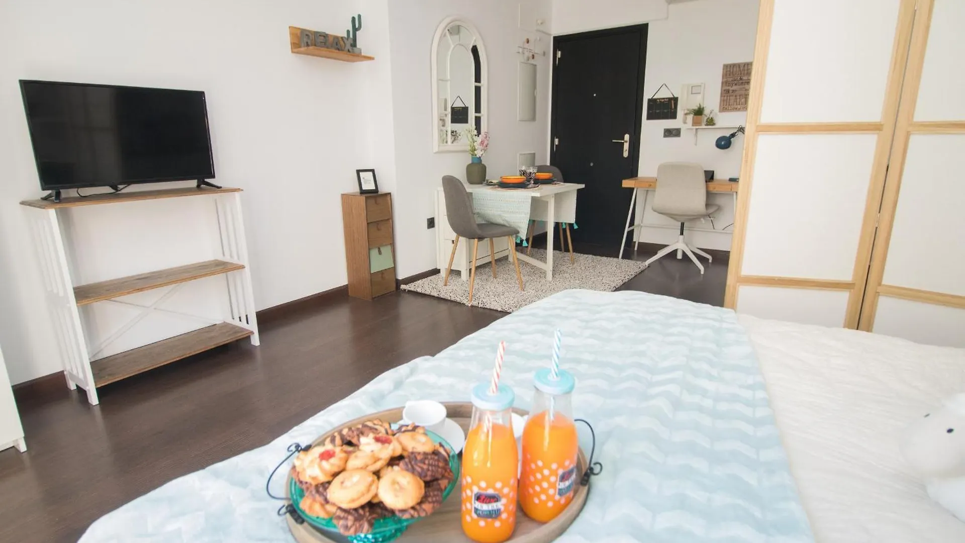 C80 - Rustic Chic Studio Downtown Malaga Apartment