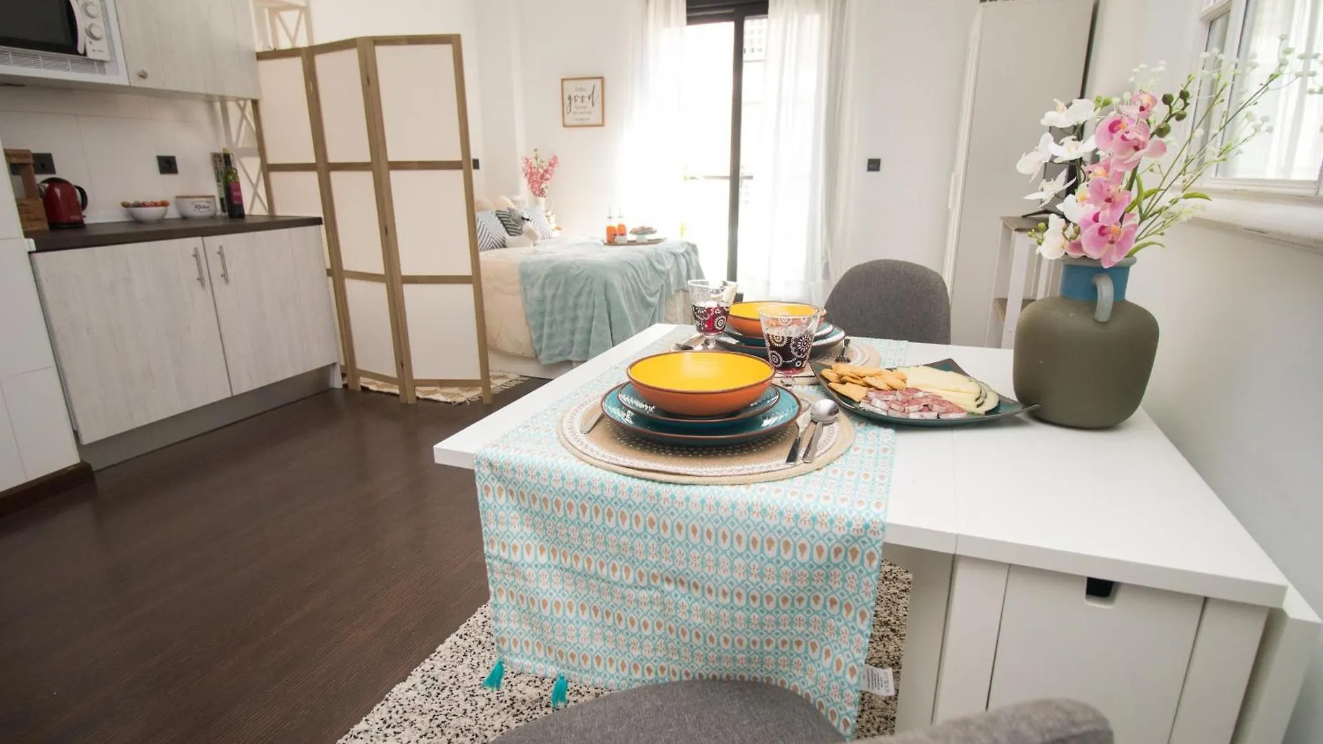 C80 - Rustic Chic Studio Downtown location